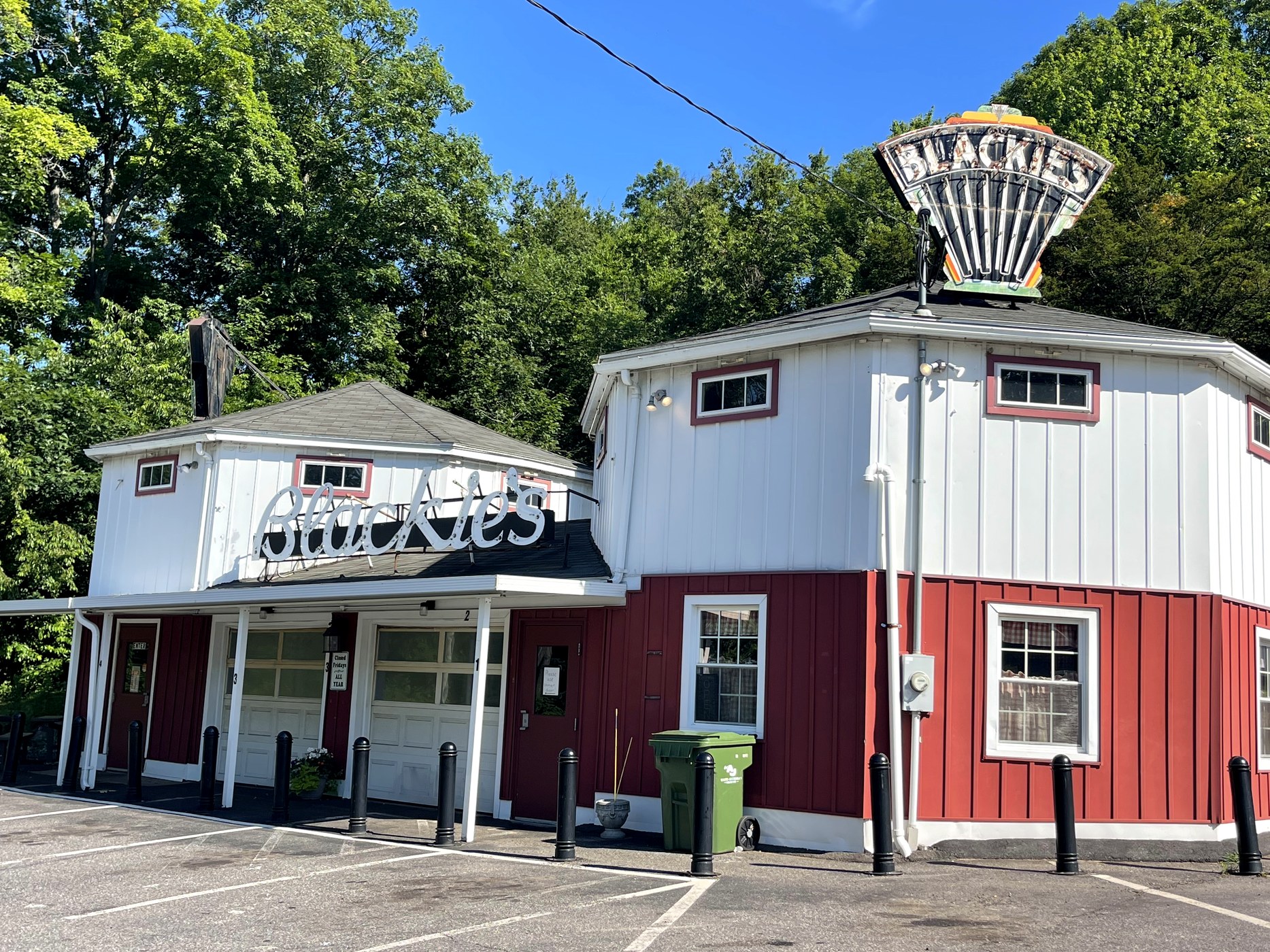 Blackie's Hot Dogs landmark building in Cheshire Connecticut